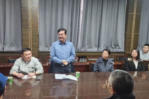 一群人坐在桌子前 AI 生成的内容可能不正确。 一群人坐在桌子前 AI 生成的内容可能不正确。